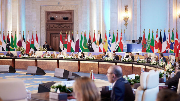 Σφυροκόπημα στη Γάζα, ευχολόγια στο Κάιρο