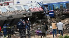 Στρώνει ράγες...