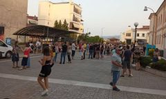 Το 'να χέρι νίβει τ' άλλο και τα δυο το σύστημα