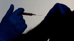 Παραμένει η σύσταση για 3 και όχι 4 δόσεις εμβολίου
