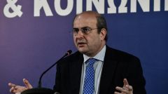 ΚΩΣΤΗΣ ΧΑΤΖΗΔΑΚΗΣ: Προσπαθεί να "χρυσώσει το χάπι" για το τζογάρισμα εισφορών και συντάξεων