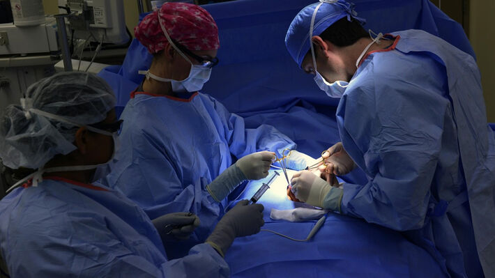 «Μούφα» και τα «δωρεάν» χειρουργεία, ενώ ακονίζουν τα νύχια τους οι ασφαλιστικές εταιρείες