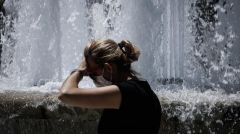 «Βράζει» η χώρα από τις υψηλές θερμοκρασίες, αλλά η κυβέρνηση αναλώνεται σε συστάσεις «αυτοπροστασίας»