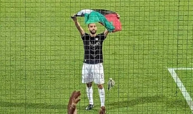 Τη σημαία της Παλαιστίνης ανέμισε στο γήπεδο του ΟΦΗ ο ποδοσφαιριστής Νίκος Μαρινάκης