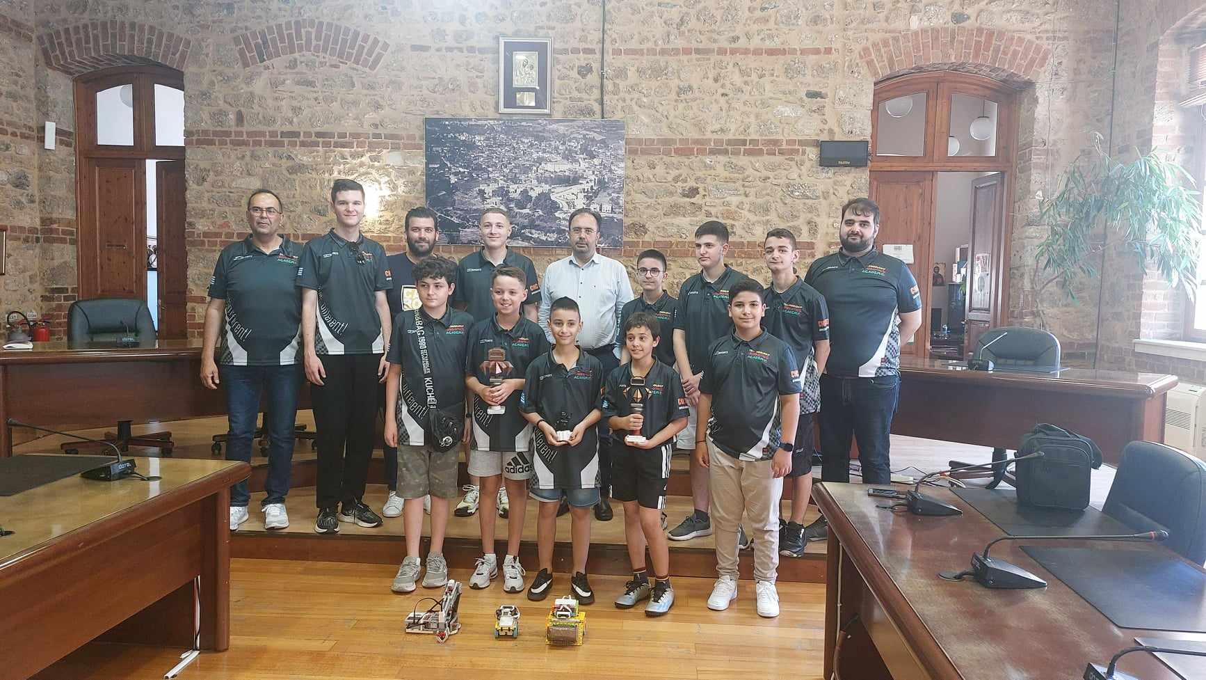 Τα παιδιά ρομποτικής της ομάδας MetaShifters στον Δήμαρχο Βέροιας