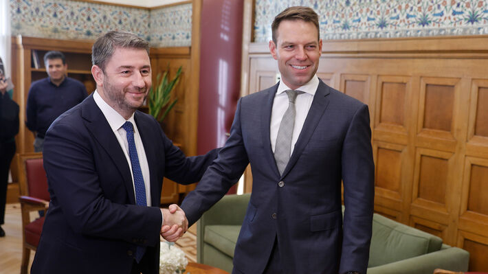 Επιχείρηση «ολική ανάταξη» με μπαγιάτικα υλικά