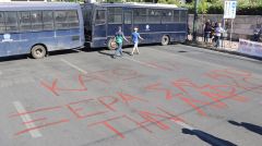 Γιατί καταπίνουν τη γλώσσα τους για τη ΛΑΡΚΟ;