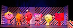 «Μικροί Κύριοι Μικρές Κυρίες The Show»  σε κείμενο Γιάννη Σερβετά, στο θέατρο Άλσους «Μελίνα Μερκούρη»