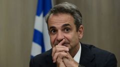 ΚΥΡ. ΜΗΤΣΟΤΑΚΗΣ: Επιδιώκει να δώσει «φιλολαϊκό» πρόσημο στις «μεταρρυθμίσεις» που διαλύουν τη ζωή του λαού