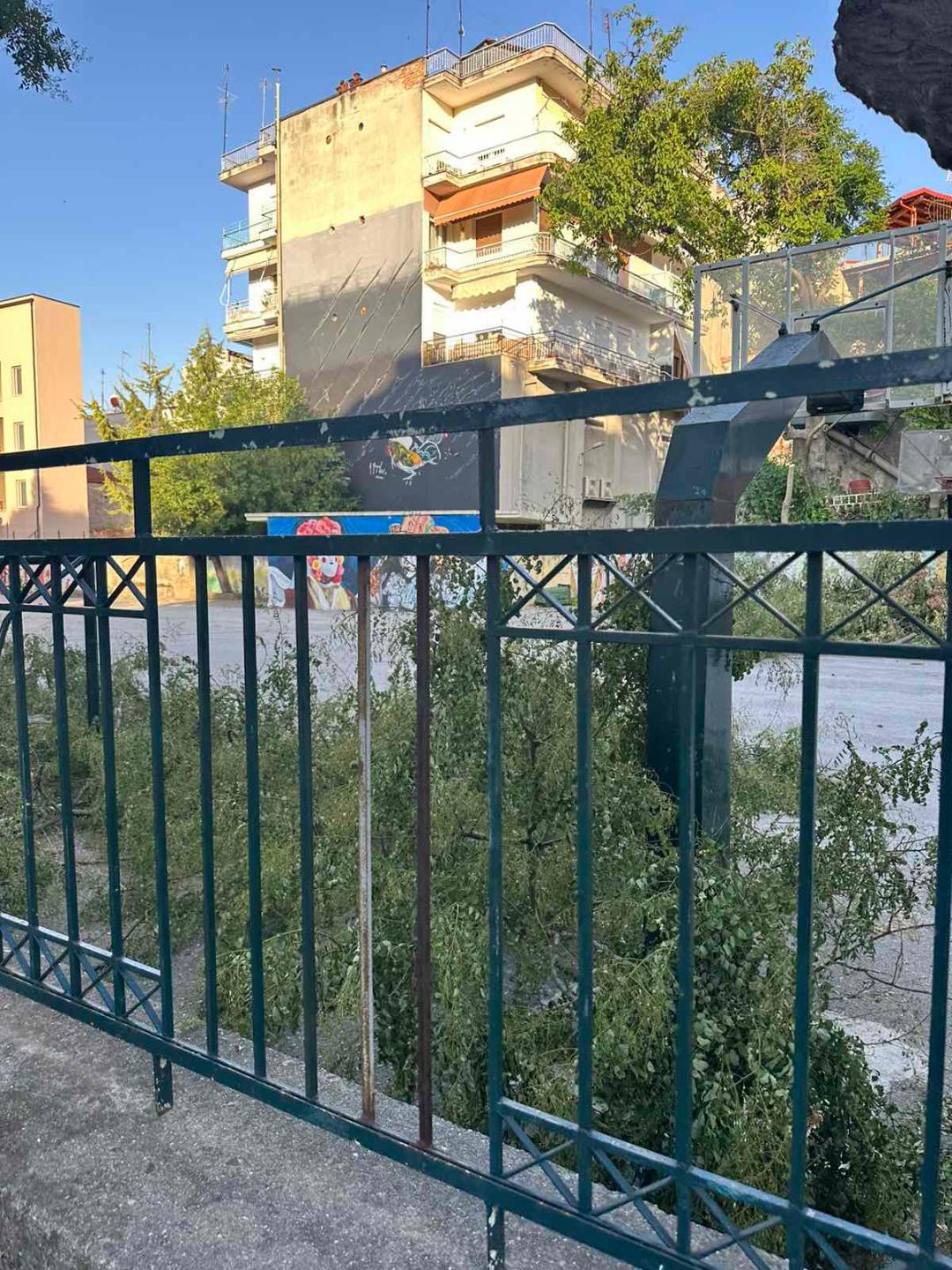 ΕΝΑ ΜΑΖΙ:«Εγκαταλελειμμένα εδώ και καιρό τα σχολεία του Δήμου μας!»