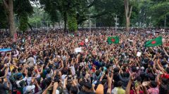 Οι φοιτητές απορρίπτουν μία στρατιωτική κυβέρνηση και συνεχίζουν τις διαδηλώσεις