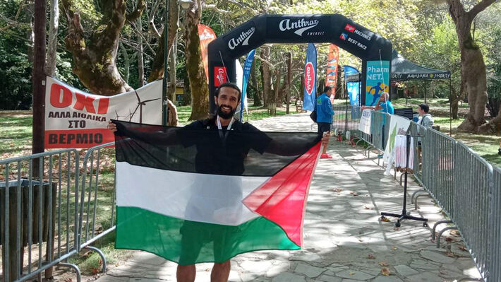 ΝΑΟΥΣΑ ΒΕΡΜΙΟ TRAIL: Ο δρομέας Νίκος Κοσμάτος τερμάτισε με την παλαιστινιακή σημαία στα χέρια