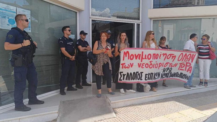 ΠΕΡΑΣΑΝ ΧΕΙΡΟΠΕΔΕΣ ΣΕ ΕΚΠΑΙΔΕΥΤΙΚΟ!