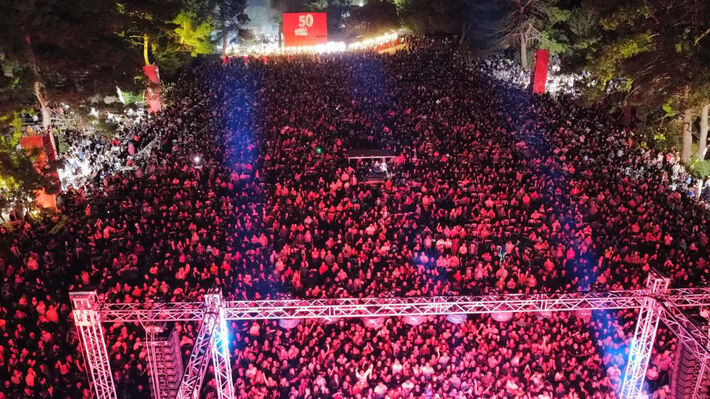 Χαιρετίζει τους χιλιάδες ανθρώπους που συμμετείχαν στις εκδηλώσεις του 50ου Φεστιβάλ ΚΝΕ και «Οδηγητή» στη Θεσσαλονίκη