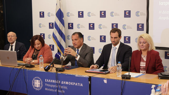 ΥΠΟΥΡΓΟΣ ΥΓΕΙΑΣ: Κυνηγάει τις συνταγογραφήσεις ενώ αποθεώνει το φάρμακο "εμπόρευμα"