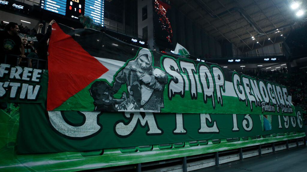 Οπαδοί Παναθηναϊκού:«Σταματήστε τη γενοκτονία, Λευτεριά στην Παλαιστίνη»!