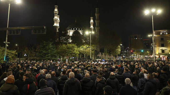 ΑΛΒΑΝΙΑ: Ελεύθερος ο πρώην πρόεδρος Σαλί Μπερίσα εν μέσω διαδηλώσεων της αντιπολίτευσης