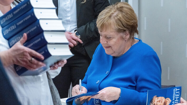 ΑΠΟΜΝΗΜΟΝΕΥΜΑΤΑ ΑΓΚΕΛΑ ΜΕΡΚΕΛ: Οι «ελεύθερες» ομολογίες των αστών για την εγκληματική τους πολιτική και οι εγχώριοι «δικαιωμένοι»...  