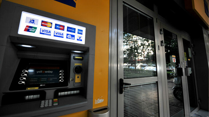 Νέα αντιπαράθεση Ν.Δ και ΠΑΣΟΚ, παρωδία, αυτήν τη φορά για τον φόρο στις τράπεζες