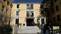 Προσωρινά κρατούμενος ο αστυνομικός που κατηγορείται ότι βίαζε τη γυναίκα και τα παιδιά του