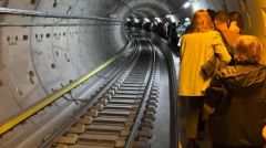 ΤΑ ΝΕΑ «ΤΕΜΠΗ» ΚΑΡΑΔΟΚΟΥΝ: Πρωτοφανές περιστατικό στο ΜΕΤΡΟ Θεσσαλονίκης με τους επιβάτες να περπατάνε στα τούνελ!