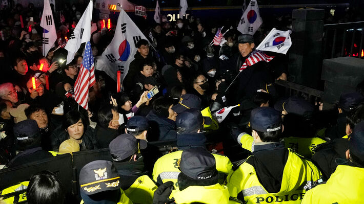 ΦΟΥΝΤΩΝΟΥΝ ΟΙ ΑΝΤΙΠΑΡΑΘΕΣΕΙΣ ΣΤΗ Ν.ΚΟΡΕΑ