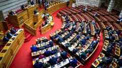 Δυο υπερασπιστές της πολιτικής που τσακίζει τους αγρότες σε κοκορομαχία στη Βουλή