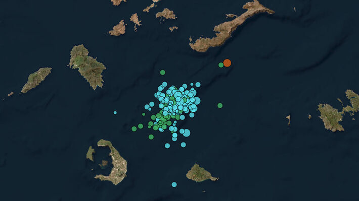 Με αμείωτο ρυθμό συνεχίζονται οι σεισμικές δονήσεις άνω των 4 Ρίχτερ ανάμεσα σε Σαντορίνη και Αμοργό