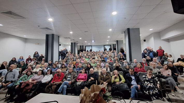 ΝΑΟΥΣΑ: Πλήθος κόσμου στην παρουσίαση του βιβλίου της Σ. Διγενή «Το ένδοξο σκοτάδι του Βοτανικού» 