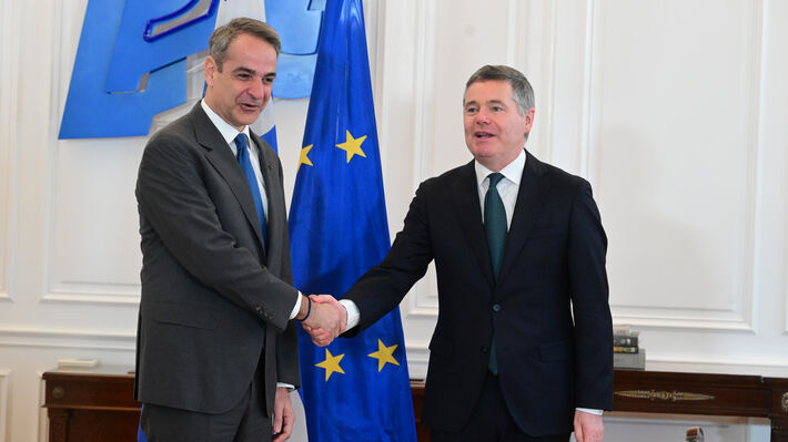 ΚΥΒΕΡΝΗΣΗ: Προκλητικοί πανηγυρισμοί για την φορολεηλασία του λαού που στενάζει από την ακρίβεια