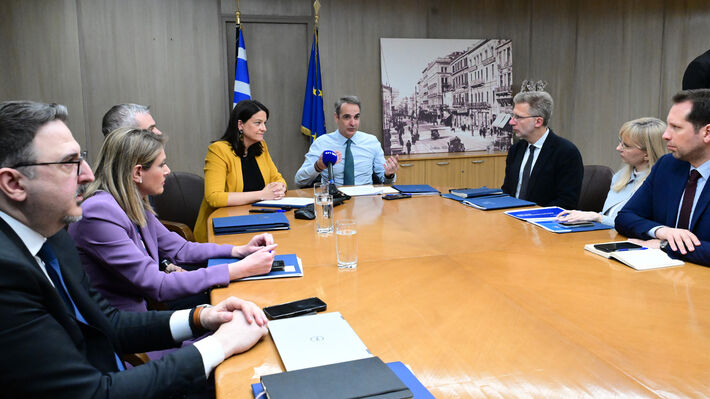 Ο συμβολισμός της πρωταπριλιάς αρκεί προς απάντηση «της πολιτικής στήριξης του εισοδήματος» που είπε ο Μητσοτάκης