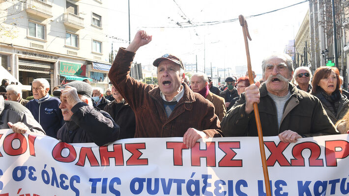 Η κυβέρνηση καταδικάζει τους συνταξιούχους να περάσουν το Πάσχα στην απόλυτη φτώχεια