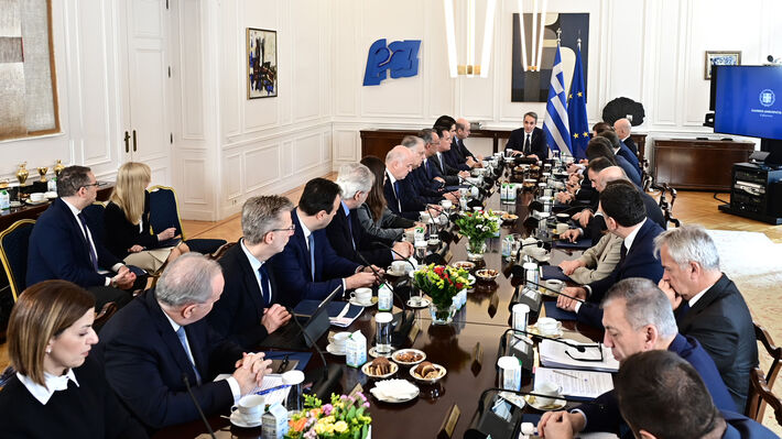 Θωρακίζουν μνημόνια διαρκείας και εξουσία του κεφαλαίου
