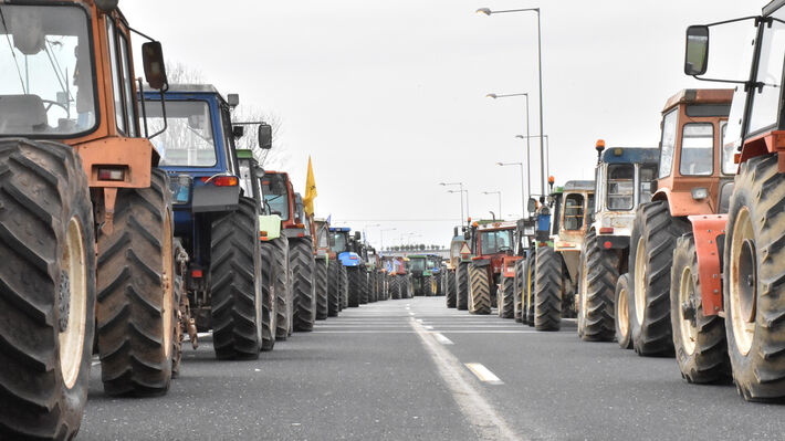Ως «λύση» για τους βιοπαλαιστές αγροτοκτηνοτρόφους εμφανίζει η Κομισιόν την ΚΑΠ που τους συνθλίβει