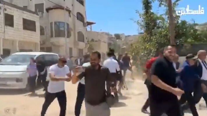 Ο αποθρασυμμένος κατοχικός στρατός του Ισραήλ έριξε προειδοποιητικά πυρά στη Τζενίν την ώρα που την επισκέπτονταν διπλωμάτες!