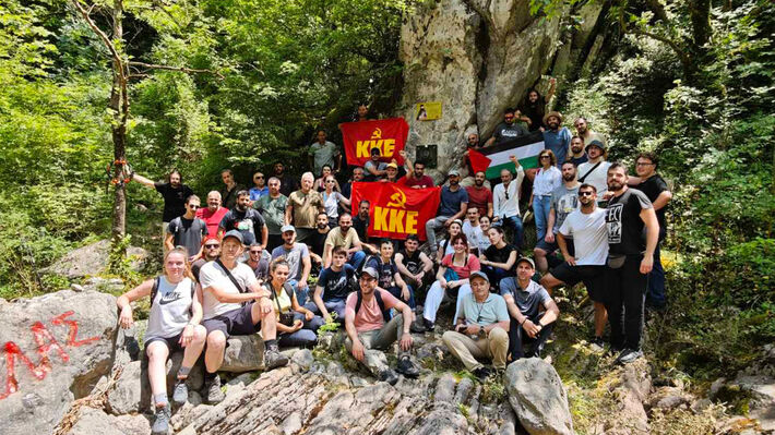 Τιμητική πλακέτα της ΚΕ του ΚΚΕ στο σημείο όπου έπεσε μαχόμενος για το Δίκιο του Λαού ο Άρης Βελουχιώτης