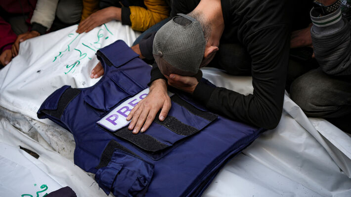 Η «μοναδική δημοκρατία της Μέσης Ανατολής» εξέδωσε οδηγίες λογοκρισίας για τον τρόπο κάλυψης των γεγονότων από τα ΜΜΕ