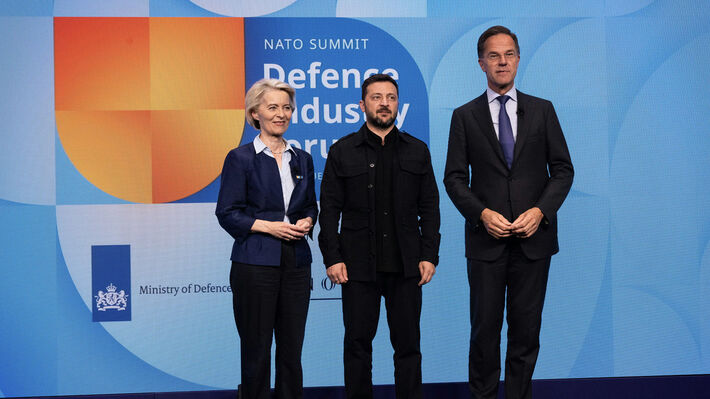 «Τύμπανα πολέμου» με υπερδιπλασιασμό των στρατιωτικών δαπανών