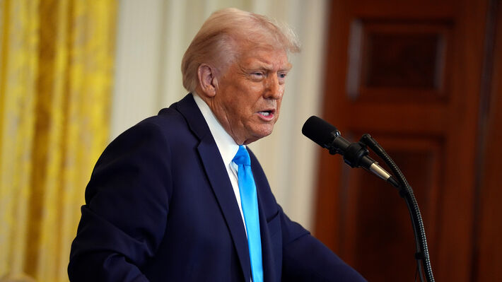 Ο Τραμπ δηλώνει ότι δεν θα άρει τις κυρώσεις στο Ιράν και το απειλεί με νέους βομβαρδισμούς