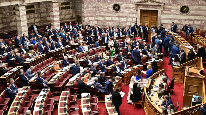 Ψηφίστηκε η κυβερνητική πρόταση πλυντήριο του εγκλήματος των Τεμπών