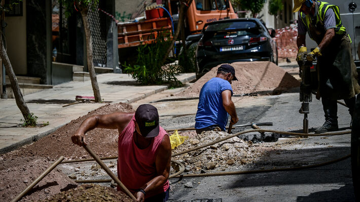 Η κυβέρνηση εδώ και τώρα να πάρει όλα τα μέτρα για να μην απειληθεί η ζωή και η υγεία των εργαζομένων σε συνθήκες καύσωνα
