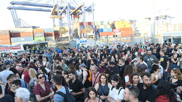  «Οι λιμενεργάτες σας το υπογράφουν, με των λαών το αίμα τα χέρια τους δεν βάφουν»