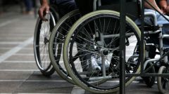 Θριαμβολογεί για ψίχουλα επιχορηγήσεων σε μόλις 2.500 αναπήρους