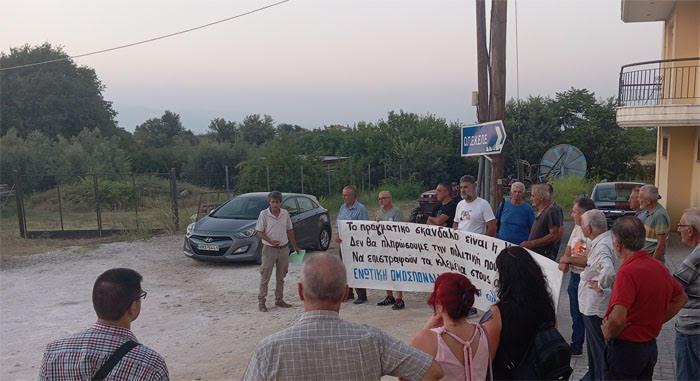 Συμβολική κινητοποίηση στα γραφεία του ΟΠΕΚΕΠΕ στη Βέροια, πραγματοποίησαν το βράδυ της Τετάρτης, εκπρόσωποι αγροτικών συλλόγων, μετά από κάλεσμα της Ενωτικής Ομοσπονδίας Αγροτικών Συλλόγων Ημαθίας.