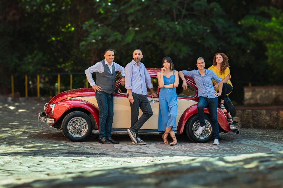 ΔΕΥΤΕΡΑ 25 ΑΥΓΟΥΣΤΟΥ : Στη Φυτειά το Μουσικό Περίπτερο της ΚΕΠΑ, με δυο κυρίες που τραγουδάνε λαϊκά