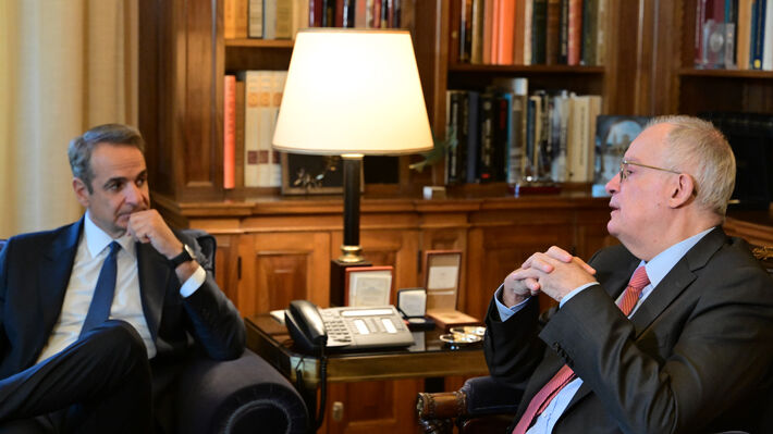 «Στοχευμένη» ανακύκλωση της φτώχειας για το λαό, πλουσιοπάροχα «καλάθια» για τους επιχειρηματίες