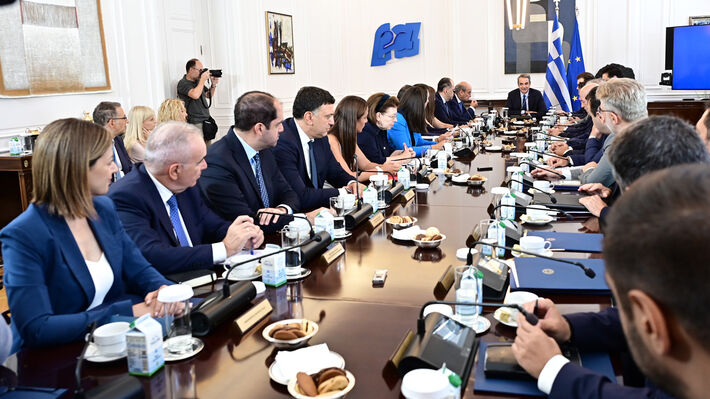 Διαφημίζει τις «εμβληματικές καινοτομίες» για την εμπορευματοποίηση της παιδείας