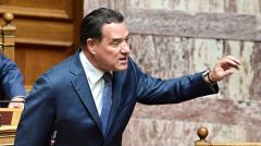 Ένας περιφερόμενος υβριστής που παριστάνει τον υπουργό