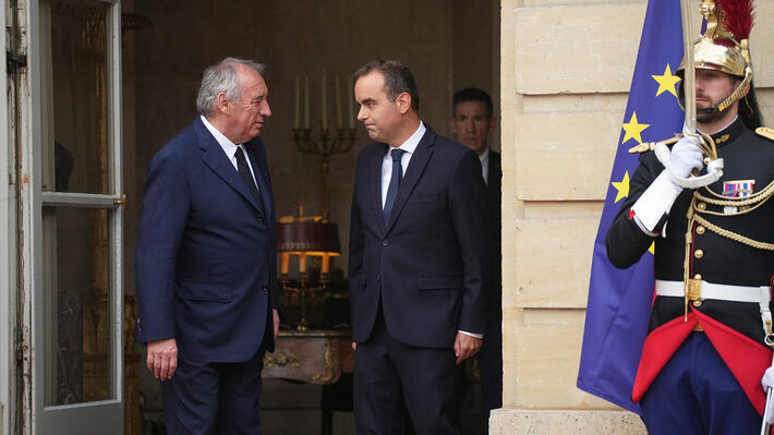 ΓΑΛΛΙΑ: Οξύνονται οι ενδοαστικές αντιθέσεις αναδεικνύοντας τις συνέπειες της έντασης του ανταγωνισμού και της στροφής στην πολεμική οικονομία