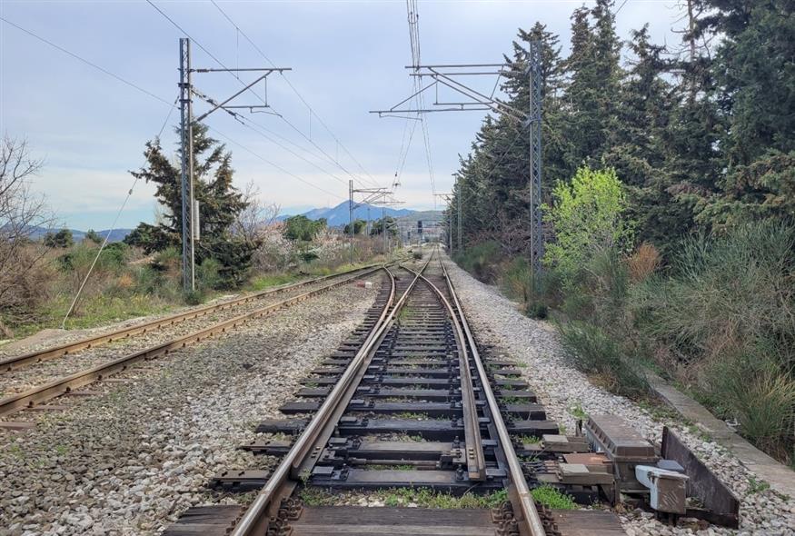 Σαν να μην πέρασε μια μέρα: Τρένο προς Λάρισα μπήκε σε λάθος γραμμή και κινήθηκε για αρκετά χιλιόμετρα